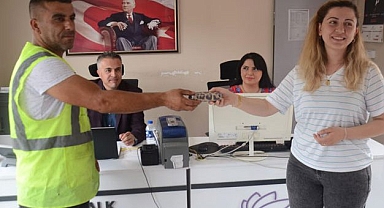 Parkı süpürürken bulduğu cüzdanı sahibine verdi