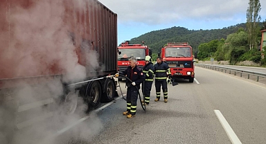 Seyir halindeki TIR'ın lastikleri yandı