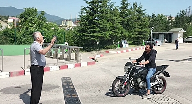 Sınava geç kaldı, güvenlik görevlisine bela okudu