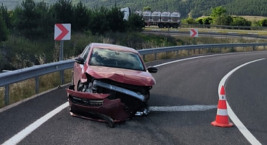 Bariyerlere çarpan otomobilin sürücüsü yaralandı