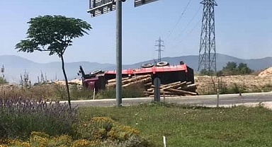 Kontrolden çıkan odun yüklü kamyon devrildi: 2 yaralı