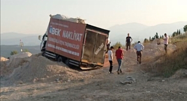 Nakliye Kamyonu Kaza Yaptı:1 Yaralı
