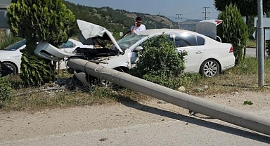 OTOMOBİL DİREĞE ÇARPTI: 3 YARALI