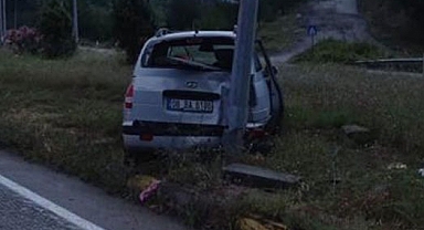 Otomobil direğe çarptı: 4 yaralı