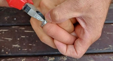 Parmağına yüzük sıkıştı: İmdadına itfaiye yetişti