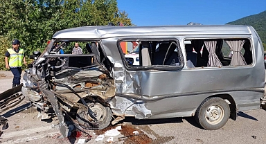 Yenice'de kamyonet ve minibüs çarpıştı: 4 yaralı