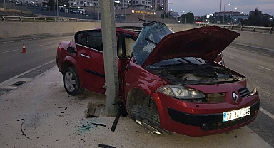Karabük'te direğe çarpan otomobilin sürücüsü hayatını kaybetti