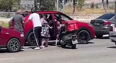 Karabük'te yol verme kavgasında çocuk ve kadın ezilme tehlikesi yaşadı
