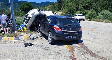 Kavşakta feci kaza: 1 ölü, 8 yaralı