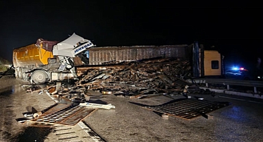 TIR önünde seyreden hurda yüklü kamyona çarptı: 2 yaralı
