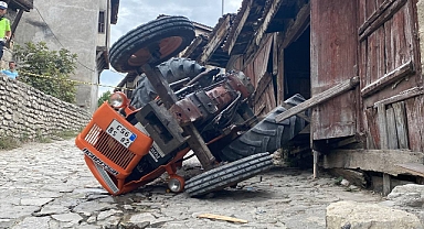 Devrilen traktör altında kalan sürücü ağır yaralandı