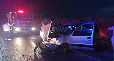 Hafif ticari araç, duvara çarptı: 4 yaralı