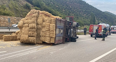 Karabük’te saman yüklü kamyon devrildi: 1 yaralı