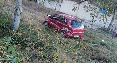Karabük'te şarampole devrilen otomobildeki 2 kişi yaralandı