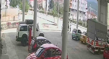 Kız çocuğunun scooter ile merdivenlerden düştüğü anlar kamerada