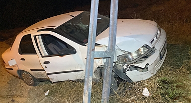 Kontrolünü kaybetti direğe çarptı: 2 yaralı