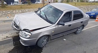 Karabük'te refüje çıkan otomobildeki 2 kişi yaralandı