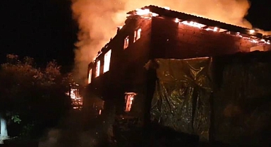 Safranbolu'da iki katlı ev alevlere teslim oldu
