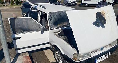 SEYİR HALİNDEYKEN ALEV ALDI, YOLDAN GEÇEN ARASÖZ SÖNDÜRDÜ