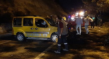 Ticari Taksi ile Otomobil Kafa Kafaya Çarpıştı: 3 Yaralı