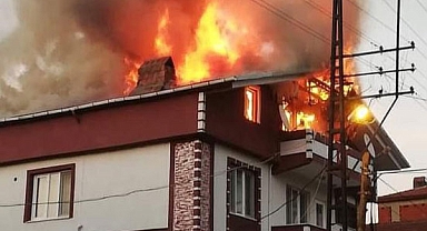 Çatı katı alevlere teslim oldu