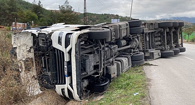 Devrilen tırın şoförü kazayı yara almadan atlattı