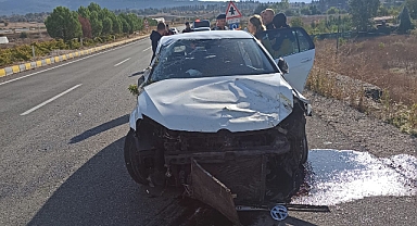 Hurdaya dönen otomobilden yara almadan kurtuldular