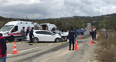 İki otomobil kafa kafaya çarpıştı: 4 yaralı