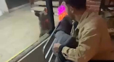 İş hanına giren ayı esnaflara saldırdı! Korku dolu anlar ...