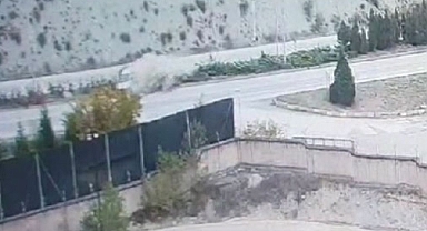 Otomobilin kontrolden çıkıp karşı şeride geçtiği anlar kamerada