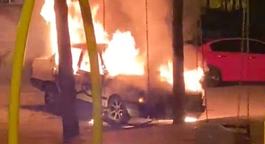Otoparkta çıkan yangında 2 araç hasar gördü