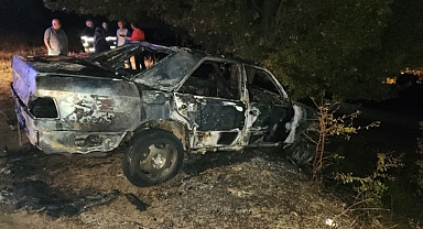 Park halinde alev alan otomobil dakikalar içinde küle döndü!