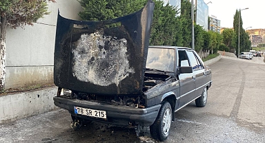 Park halindeki otomobil alev aldı
