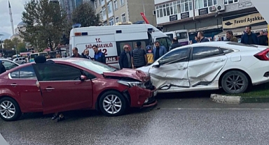 2 OTOMOBİL ÇARPIŞTI:1 YARALI