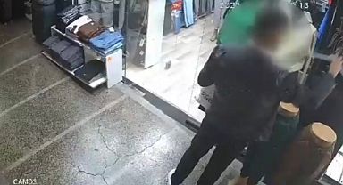 Biri Oyaladı, Diğeri Çaldı