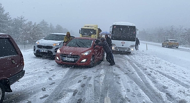 Kar yağışı ulaşımda aksamalara yol açtı