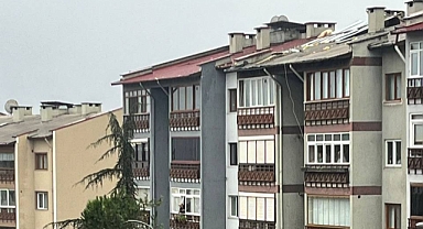 Karabük'te kuvvetli rüzgar: Ağaçlar devrildi çatılar uçtu