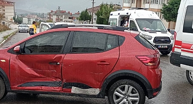 OTOMOBİLLER ÇARPIŞTI: 3 YARALI