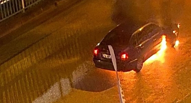Yanan araç itfaiye ekibi tarafından söndürüldü
