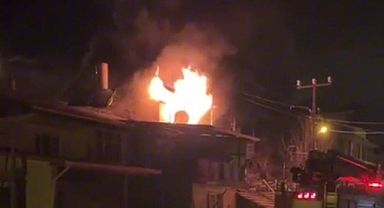 2 Katlı Ev Yandı, Ev Sahibi Dumandan Etkilendi