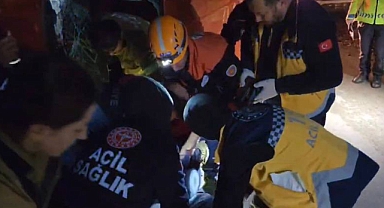 Araçta sıkışan sürücüyü itfaiye ve AFAD ekipleri kurtardı