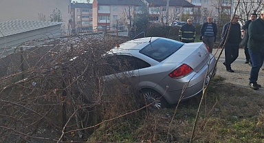 İstinat duvarında asılı kalan otomobilin sürücüsü yaralandı