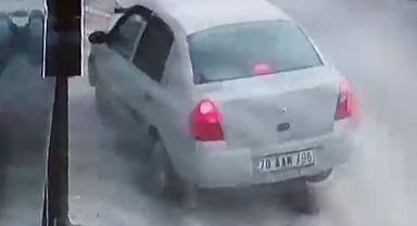 Kontrolden çıkan otomobil demir dubaları kırdı