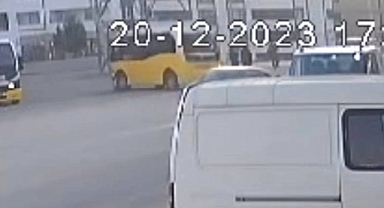 Minibüsün aydınlatma direğine çarptığı kaza kamerada