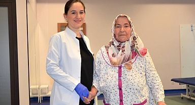 Tekerlekli sandalyeyle geldiği hastaneden yürüyerek çıktı