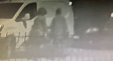 2 kişinin park halindeki araçları çizdiği anlar kamerada