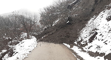 Heyelan köy yolunu ulaşıma kapattı