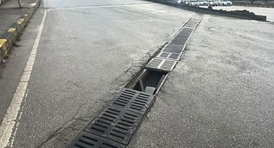 Otomobil mazgal çukuruna düştü