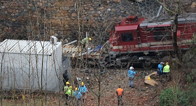 Yenice'de raydan çıkan tren kaldırılıyor