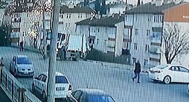 Çöp kamyonu elektrik direğine çarptı, vatandaşlar kopan tellerden son anda kurtuldu